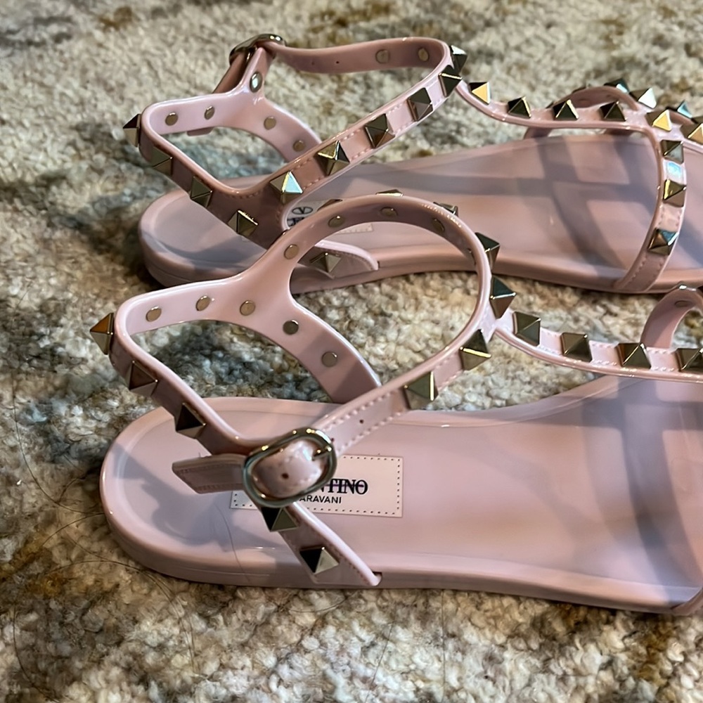 Valentino Garavani ROCKSTUD FLAT RUBBER SANDAL - Picture 6 of 7